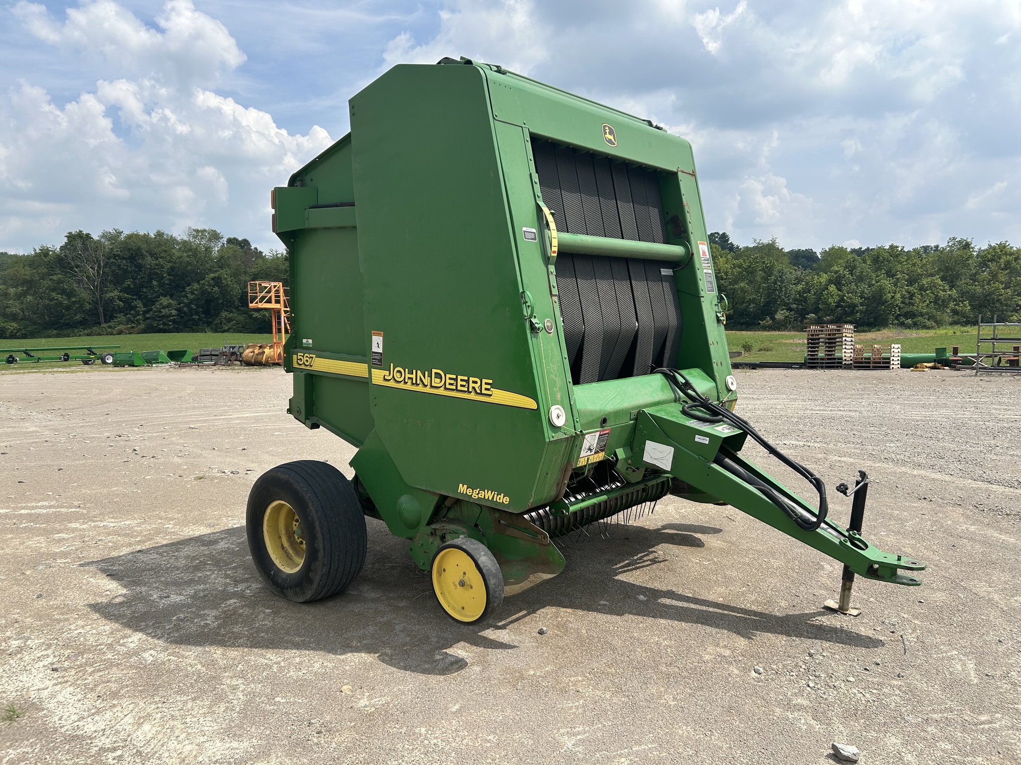 2004 John Deere 567 Image 2