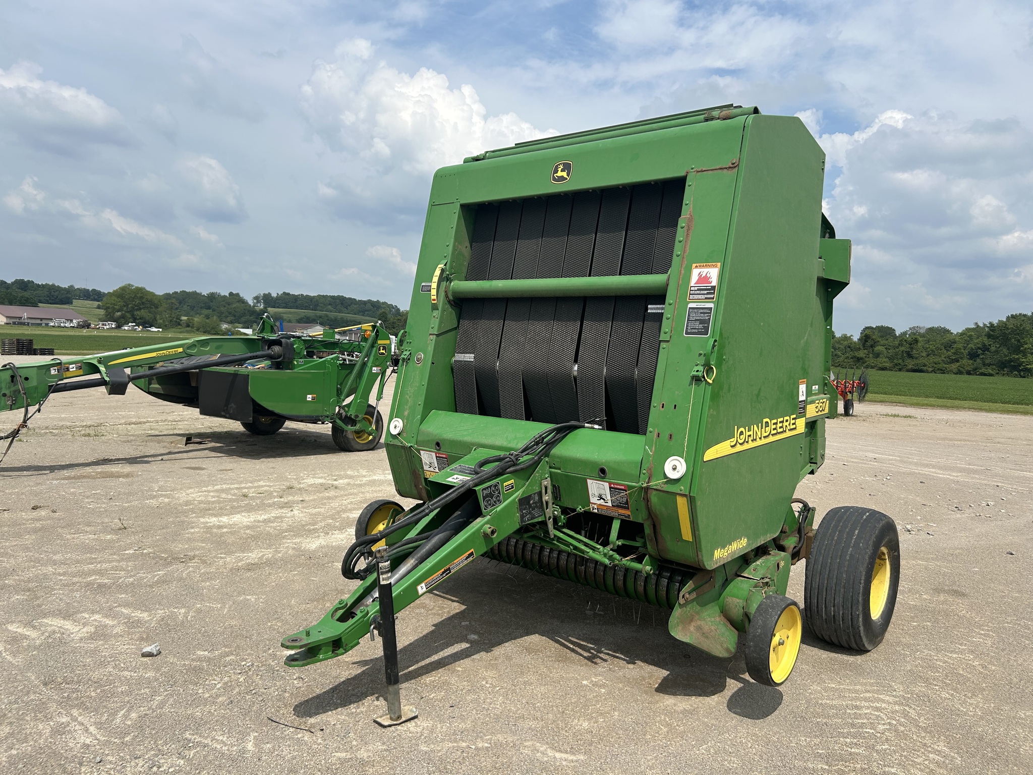 2004 John Deere 567 Image 1