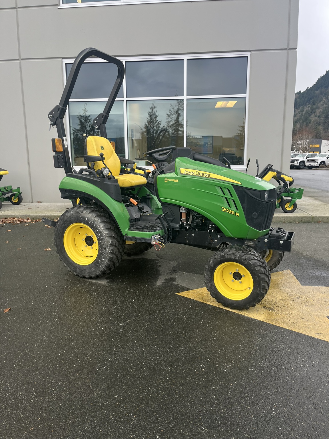 2023 John Deere 2025R Image 2