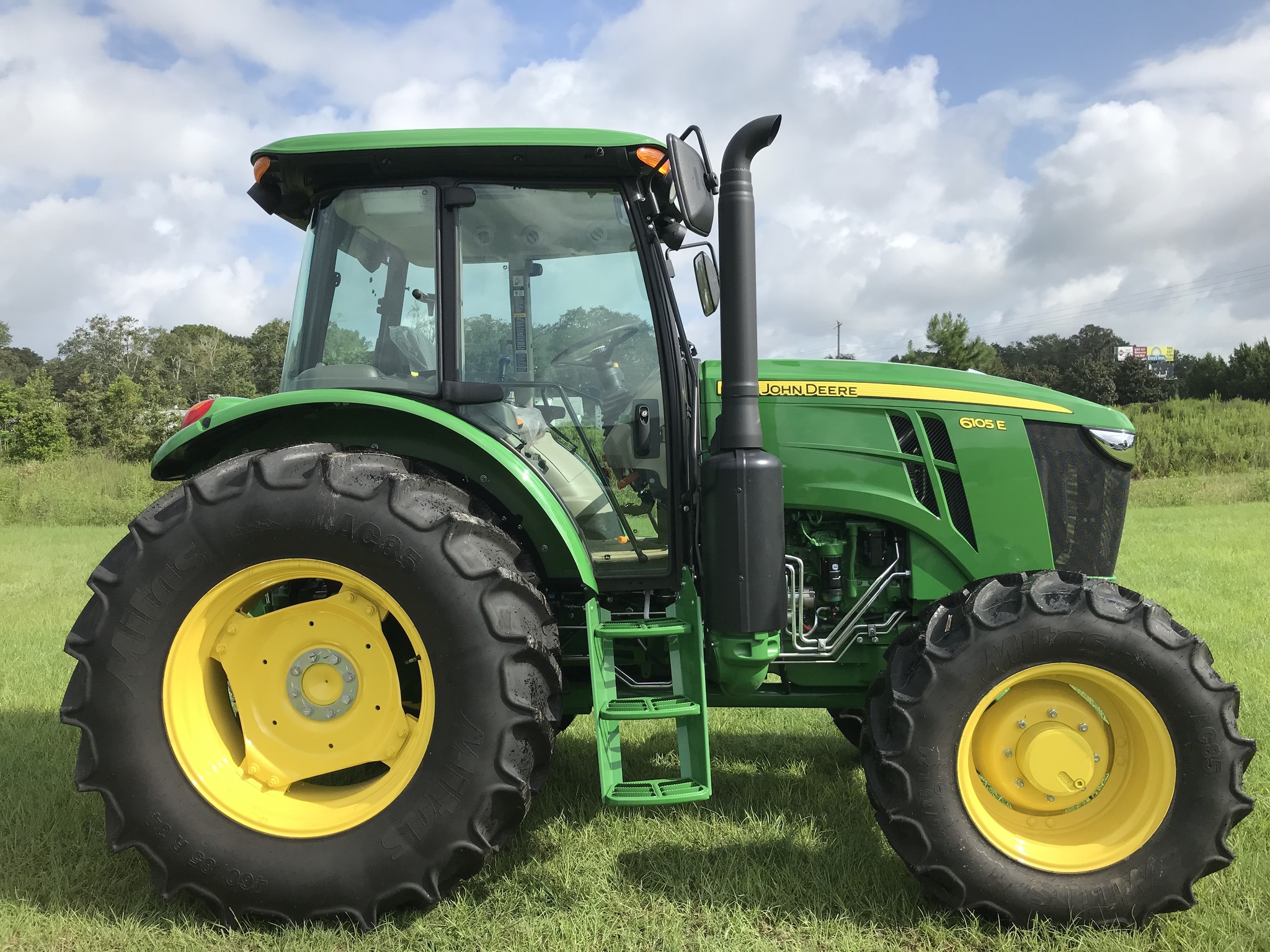 2025 John Deere 6105E Image 2
