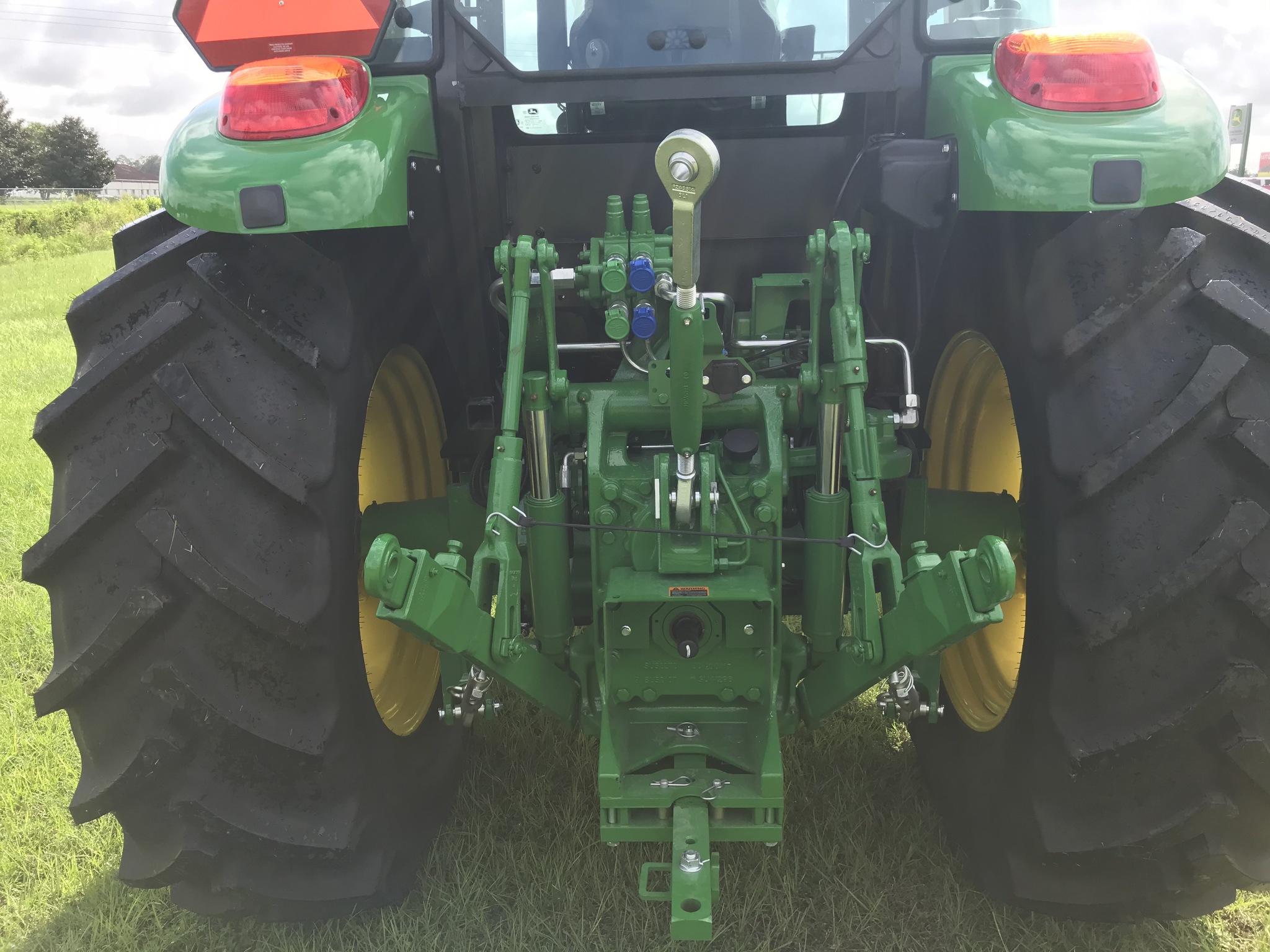 2025 John Deere 6105E Image 5