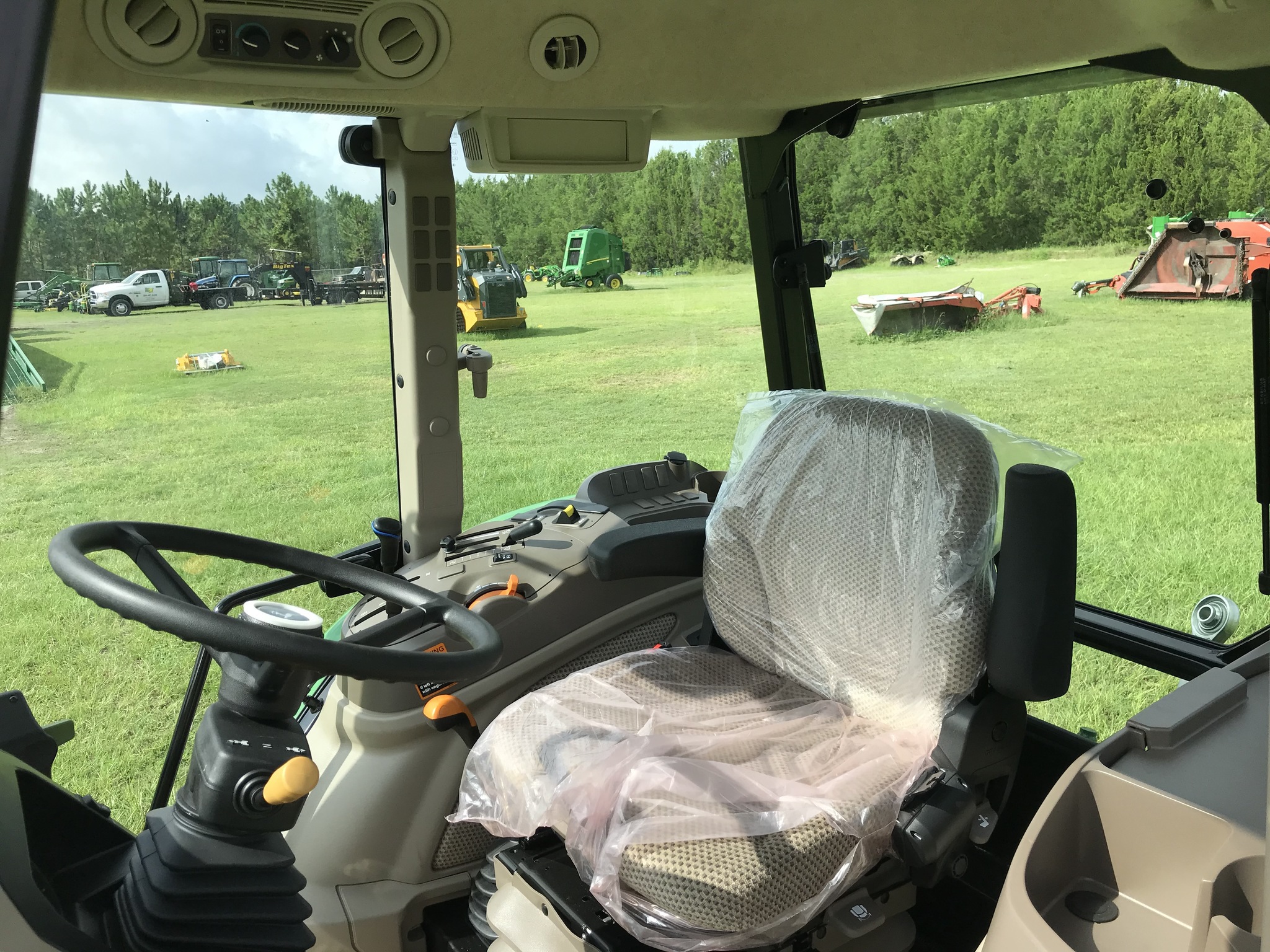 2025 John Deere 6105E Image 6