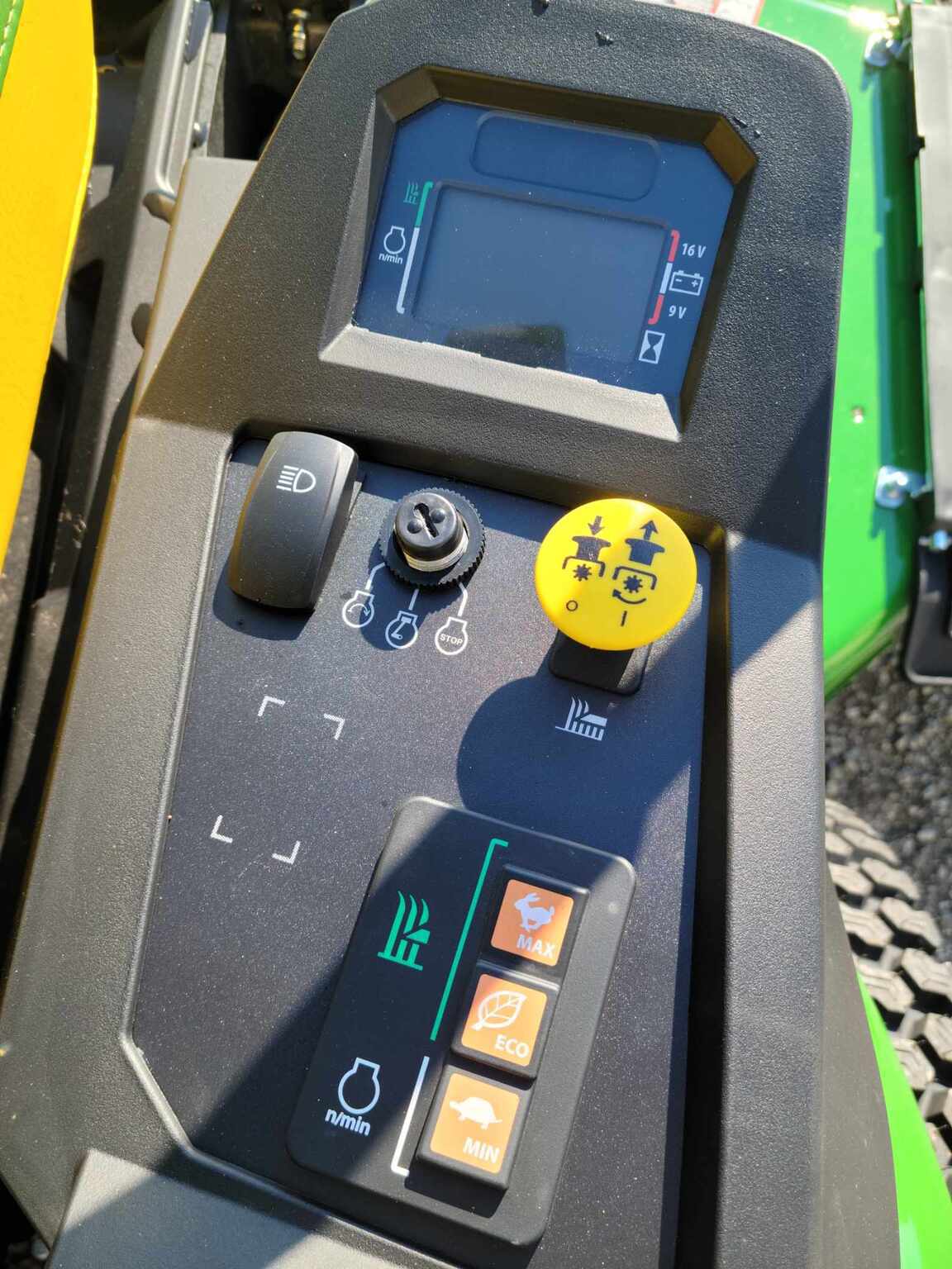 2025 John Deere Z545R Image 6