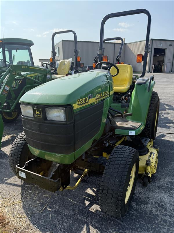 1999 John Deere 4200 Image 1