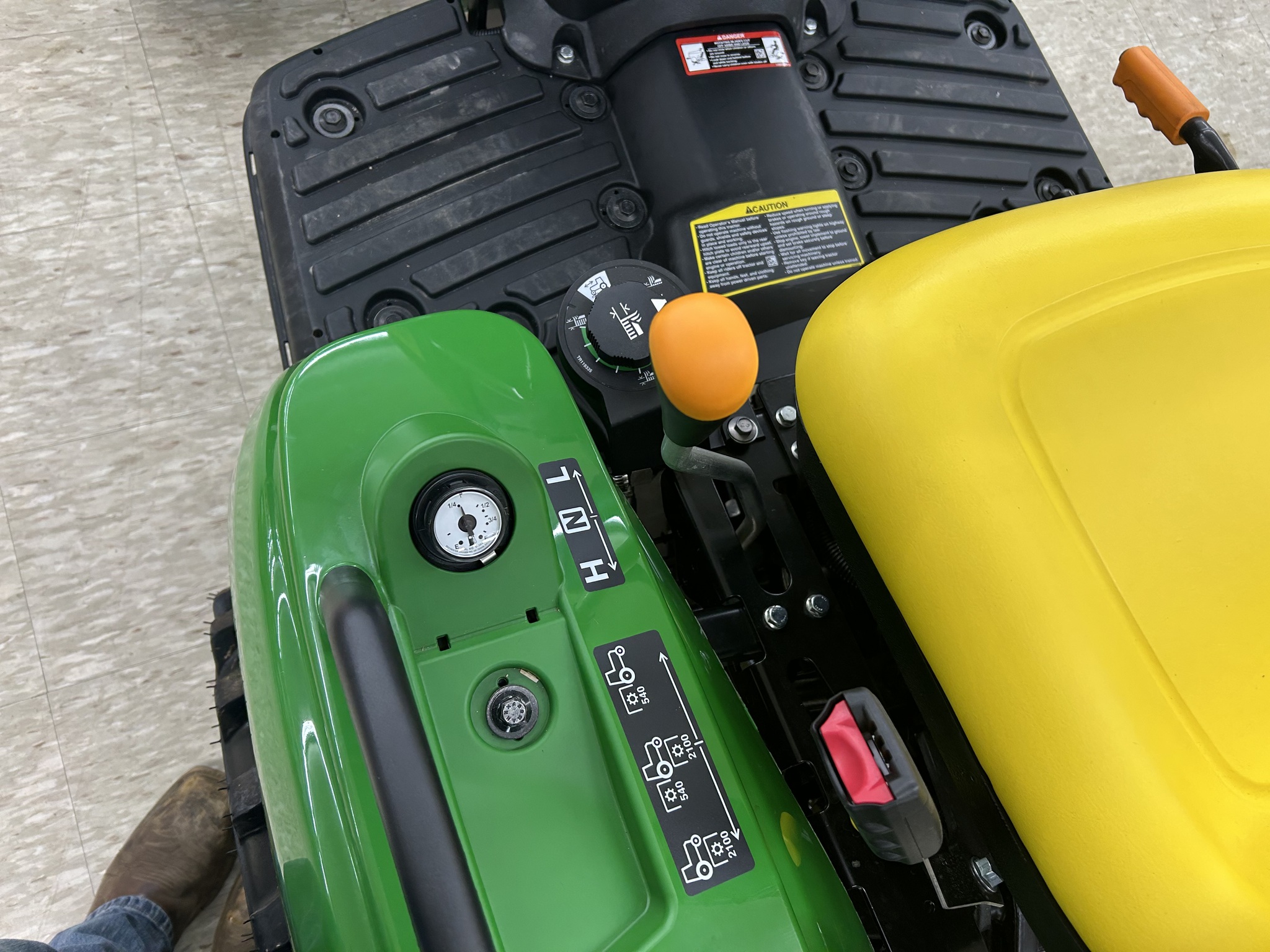 2024 John Deere 1023E Image 11