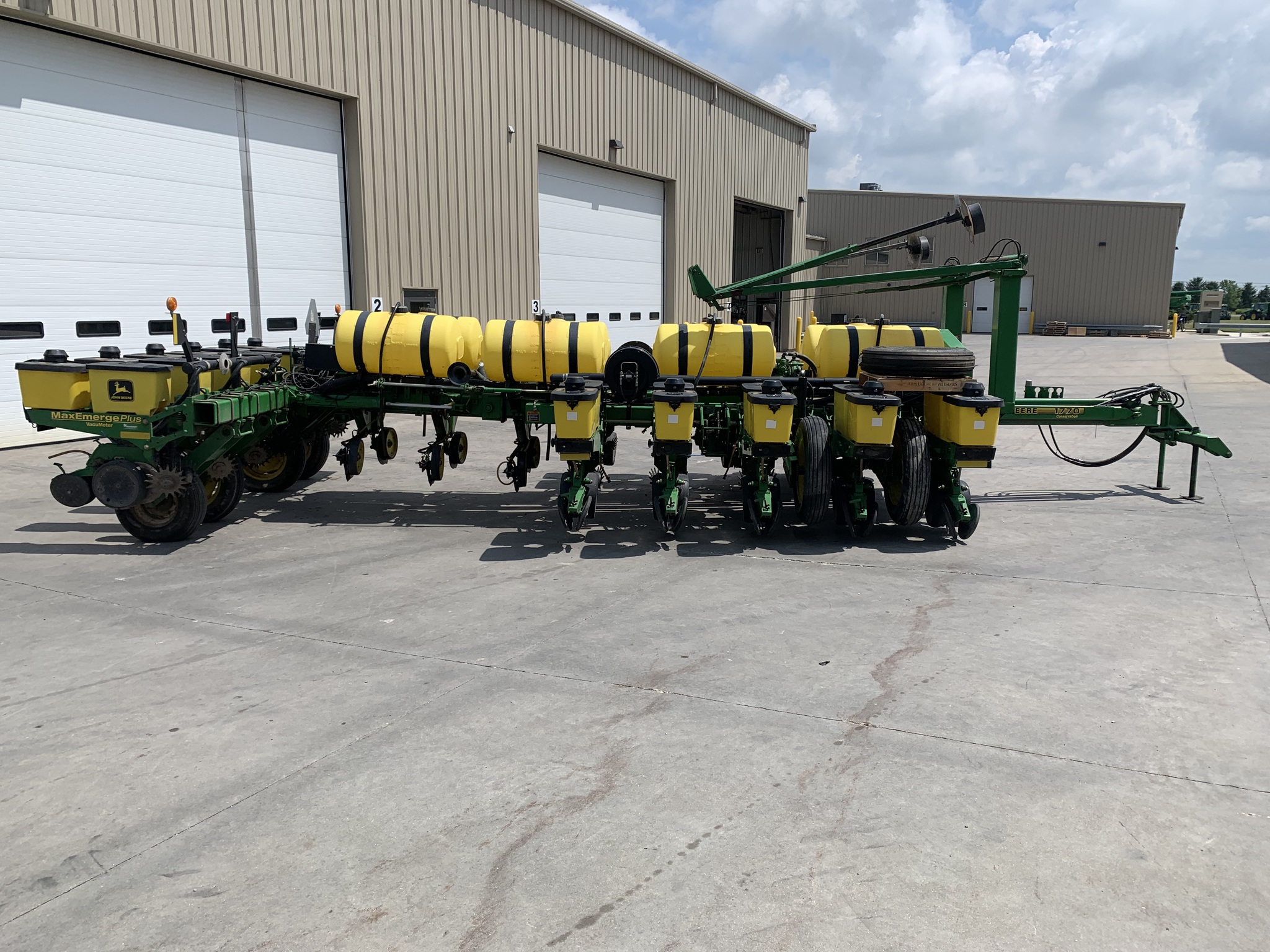 2000 John Deere 1770 Image 2
