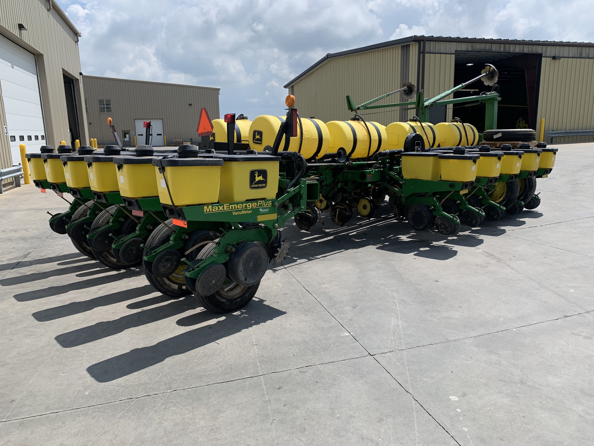 2000 John Deere 1770 Image 3