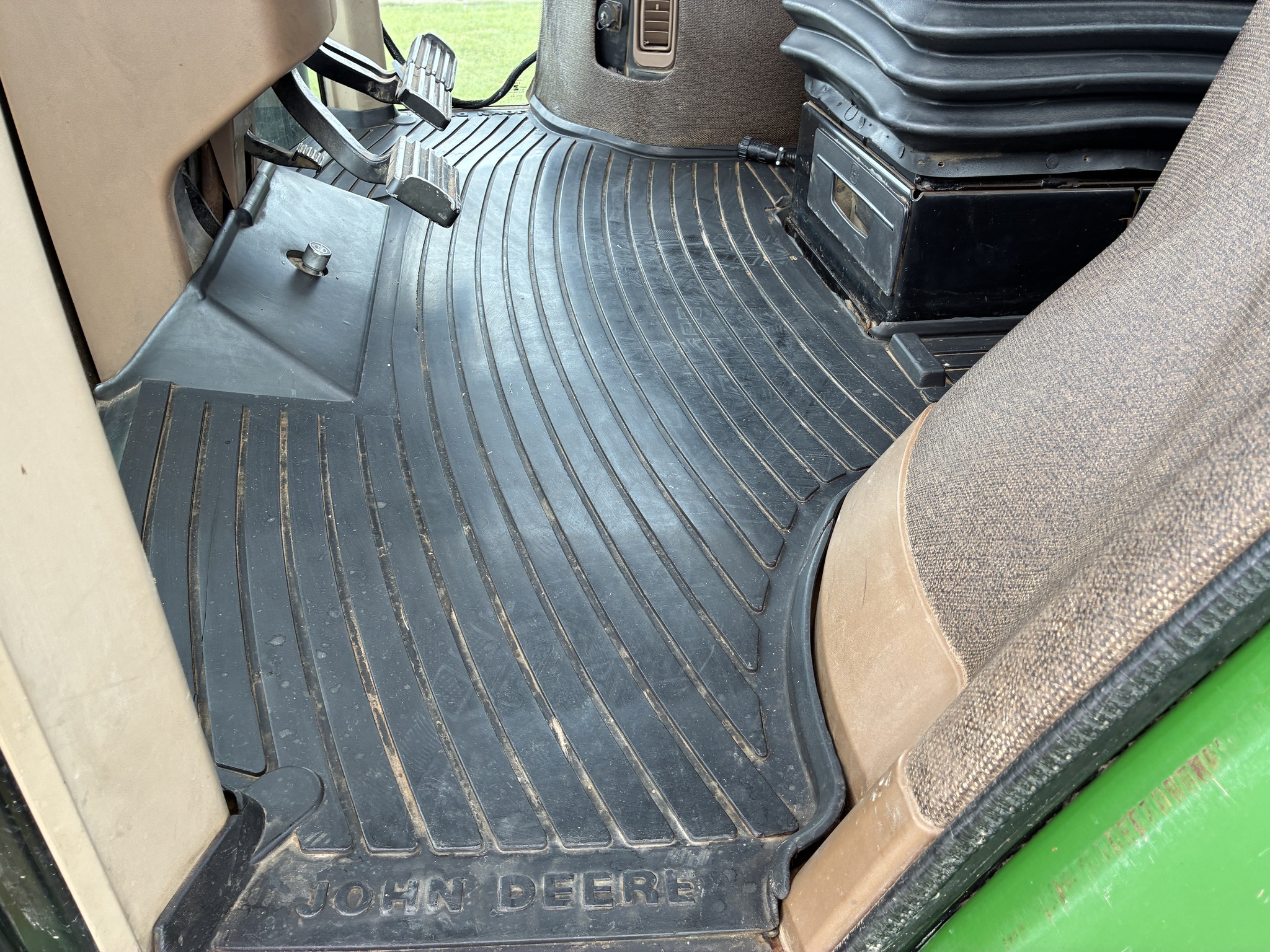 1996 John Deere 8300 Image 32