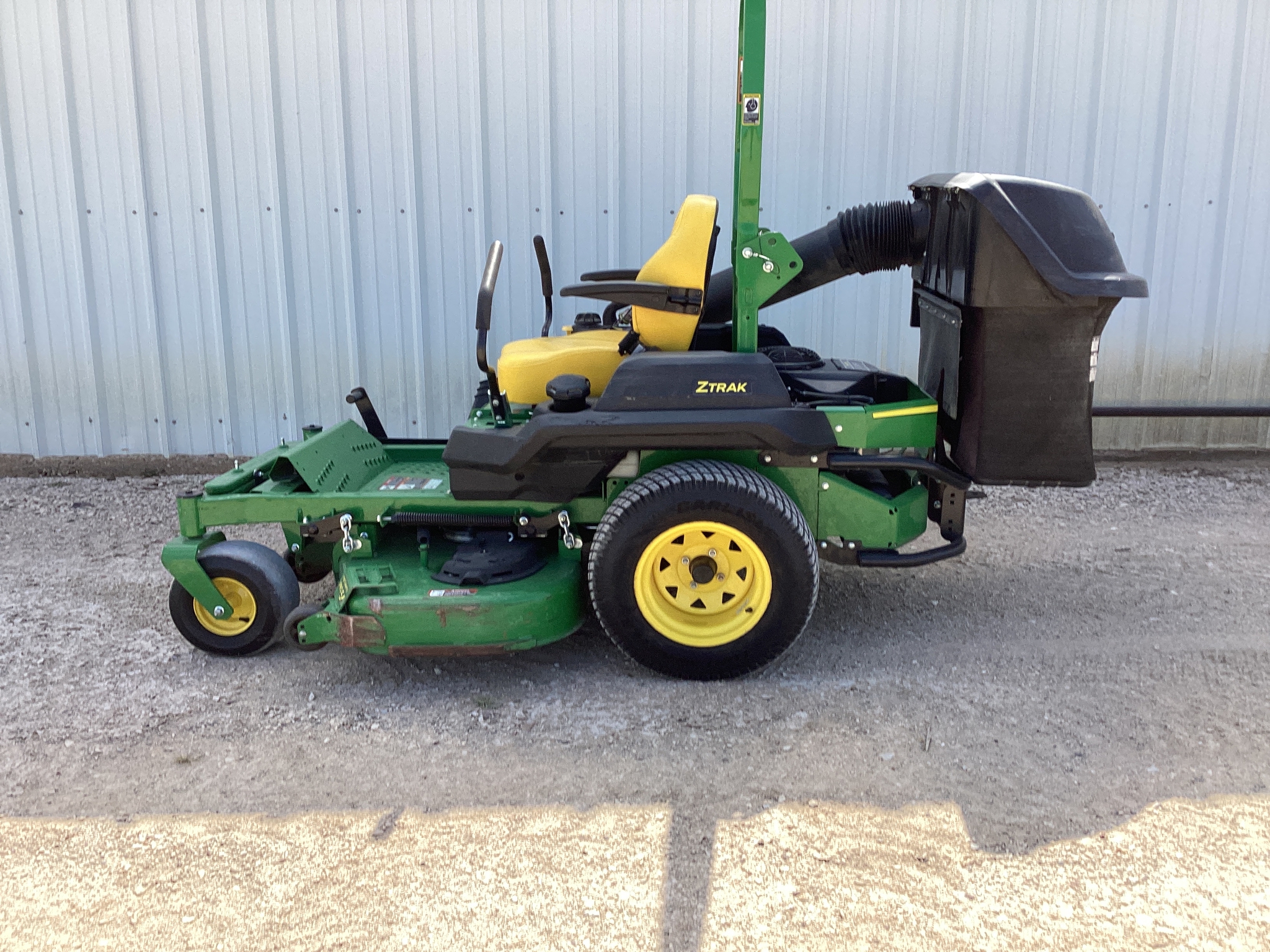 2023 John Deere Z720E Image 1