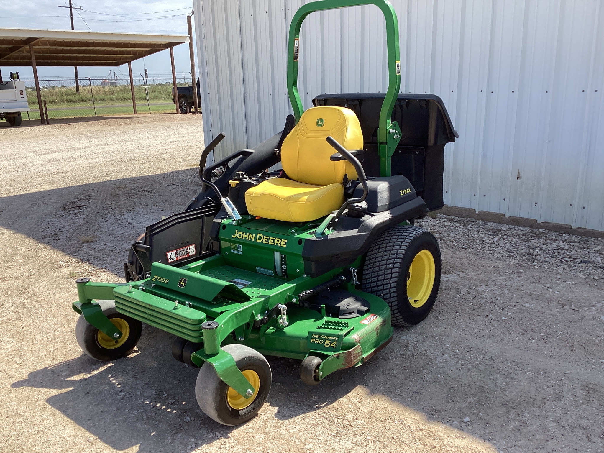 2023 John Deere Z720E Image 3