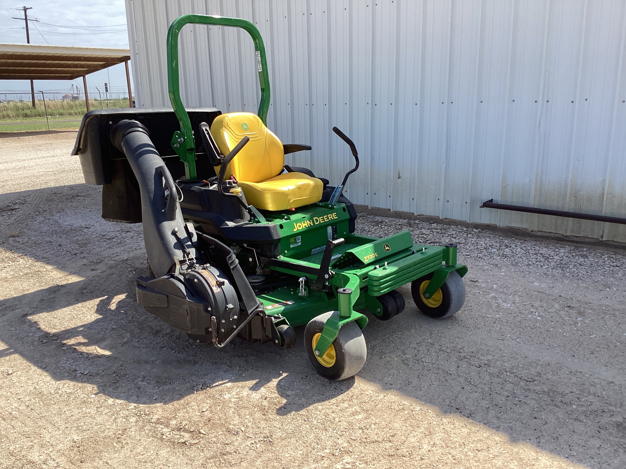 2023 John Deere Z720E Image 6