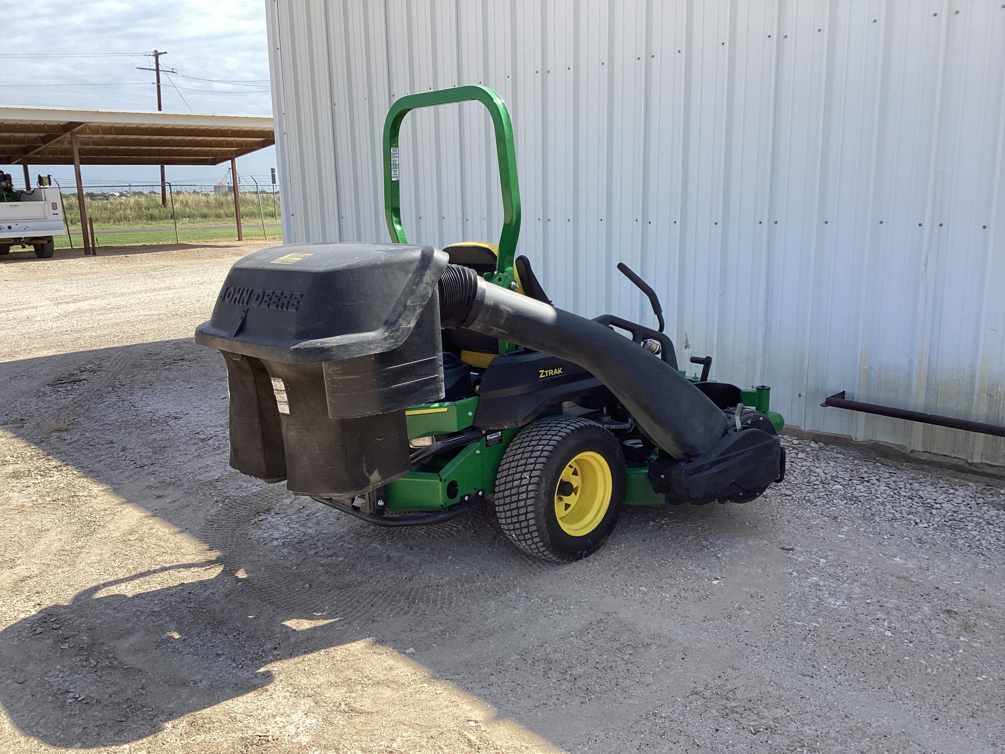 2023 John Deere Z720E Image 8