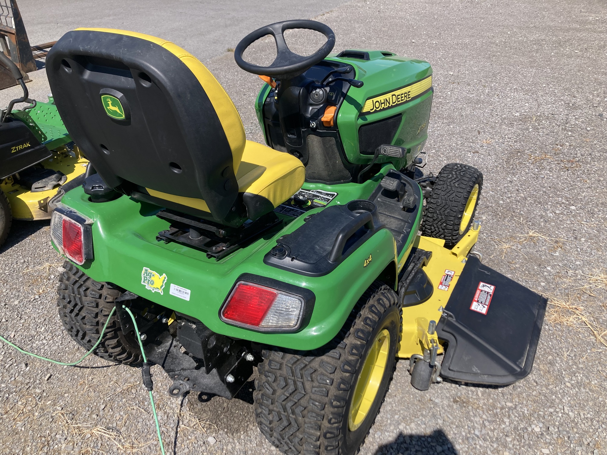 2022 John Deere X738 Image 5