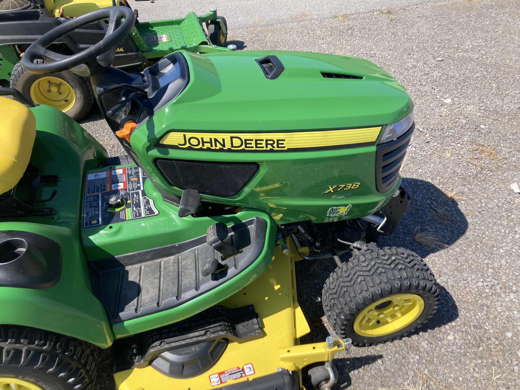 2022 John Deere X738 Image 6