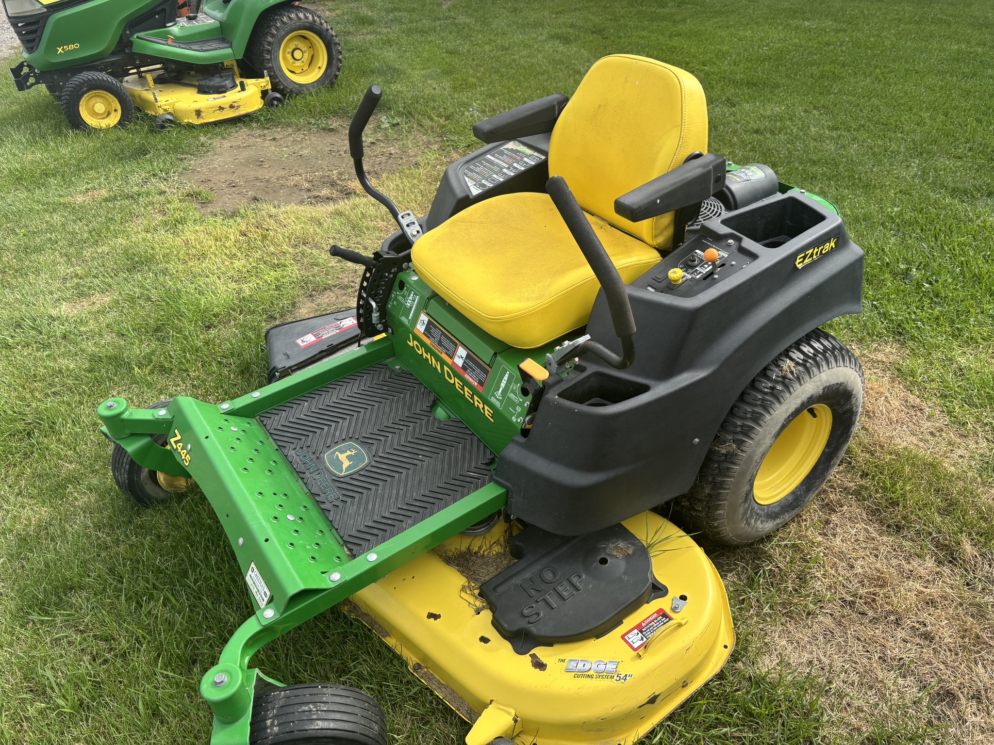 2011 John Deere Z445 Image 3