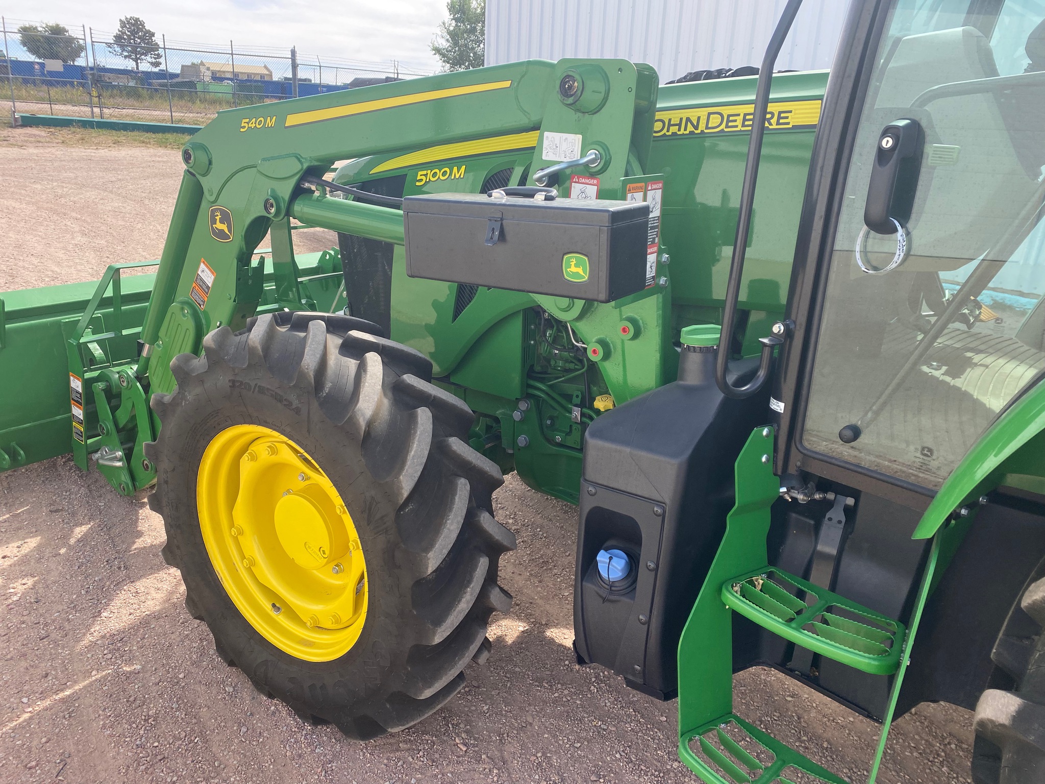 2022 John Deere 5100M Image 10