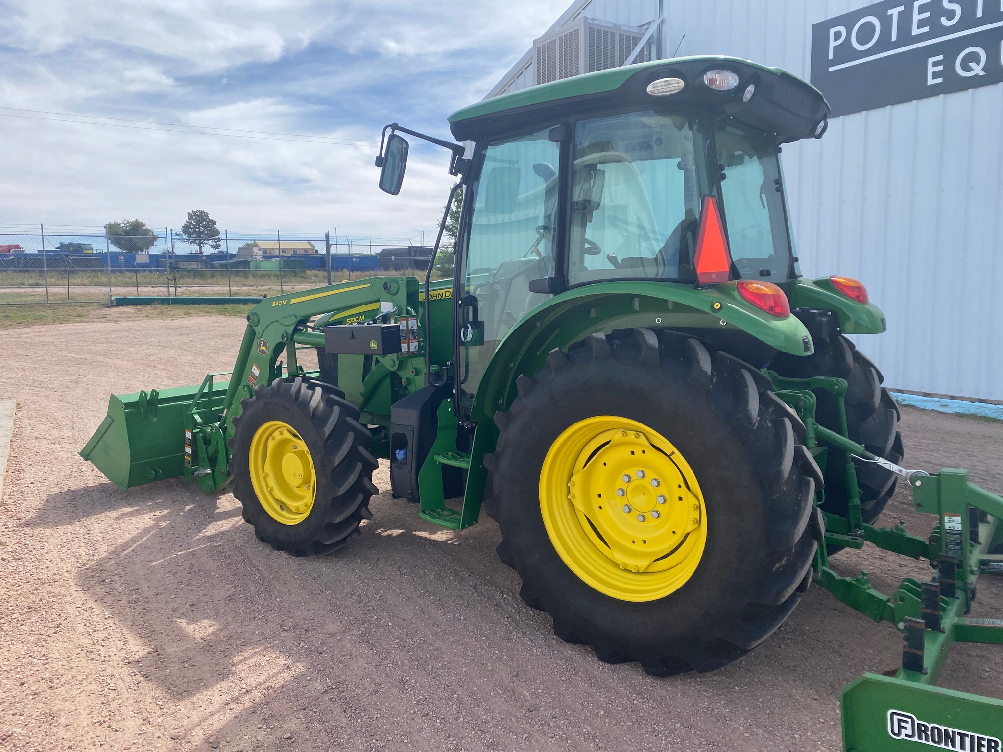 2022 John Deere 5100M Image 3