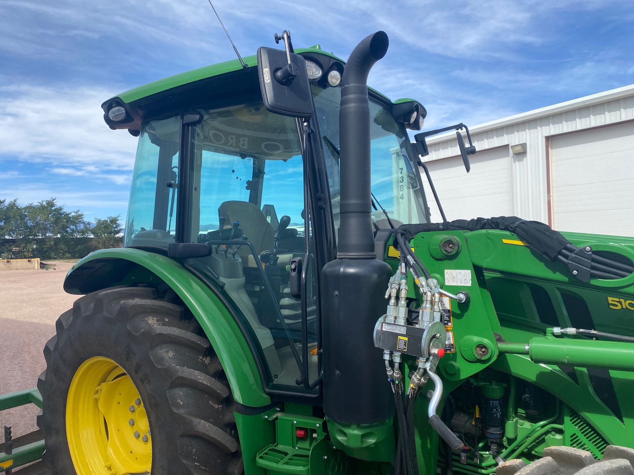 2022 John Deere 5100M Image 7
