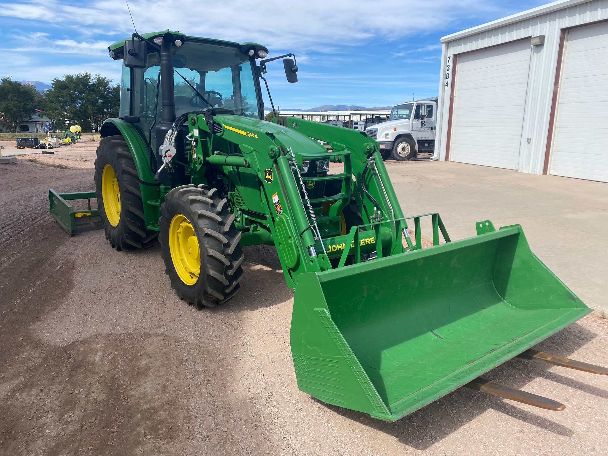 2022 John Deere 5100M Image 8