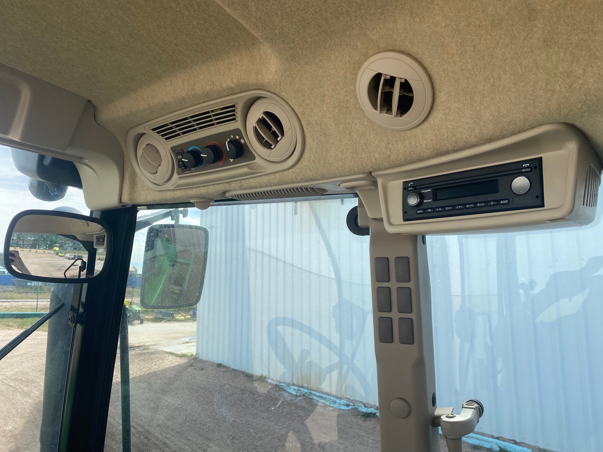 2022 John Deere 5100M Image 17
