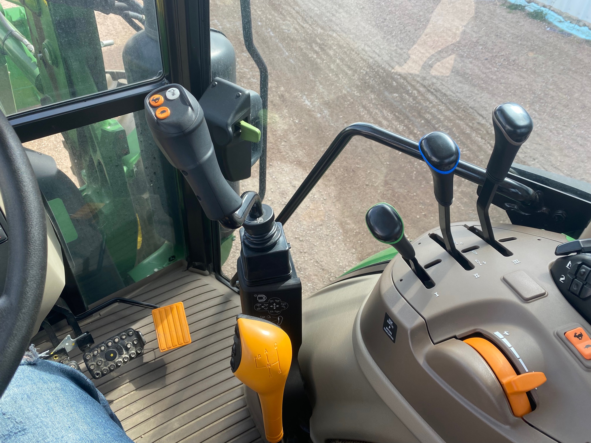 2022 John Deere 5100M Image 15