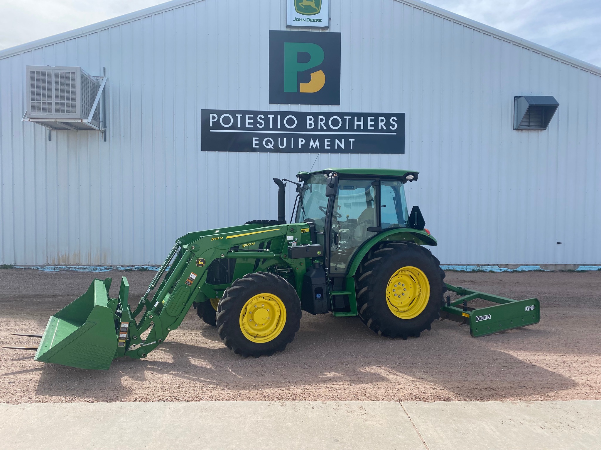 2022 John Deere 5100M Image 1