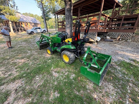 2014 John Deere 1025R Photo 2