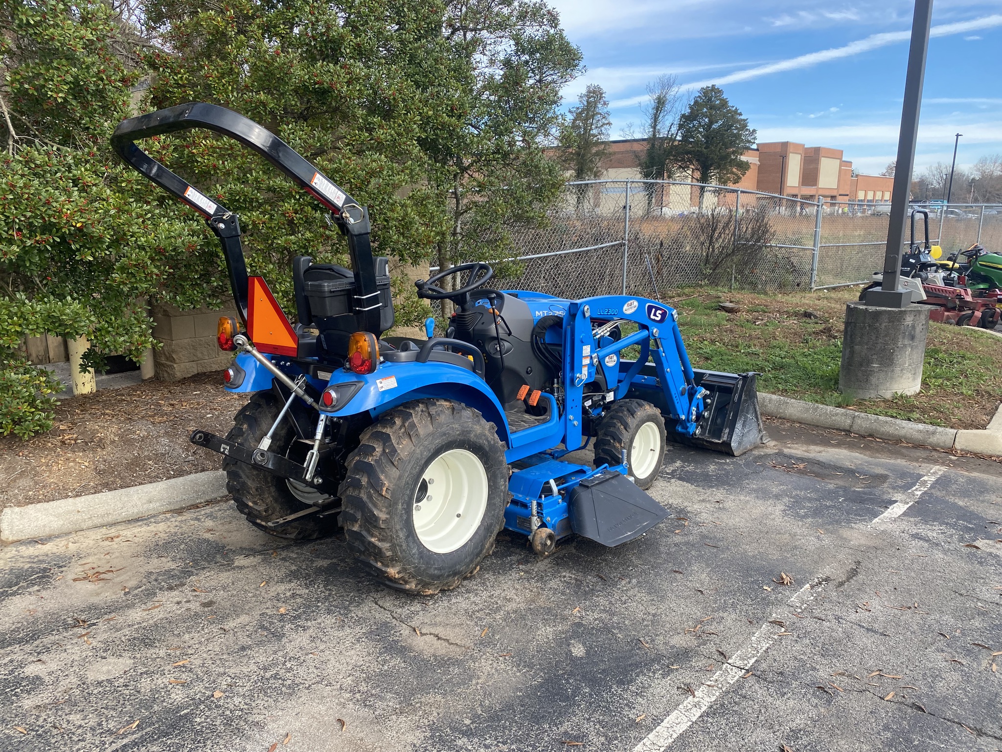 2024 LS MT225SH Image 3