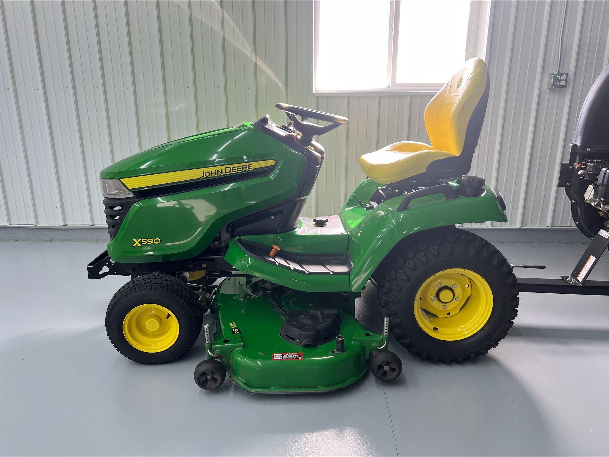 2023 John Deere X590 Image 3