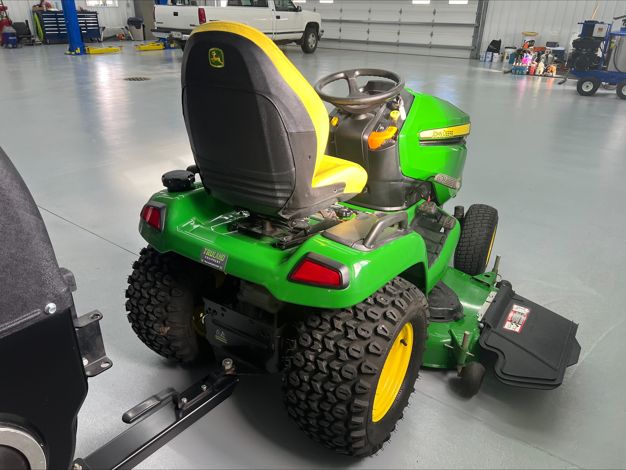 2023 John Deere X590 Image 6