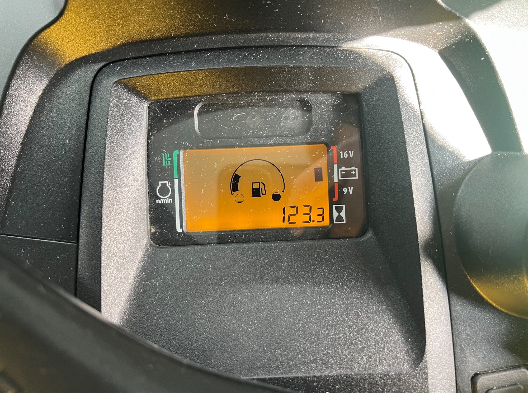 2023 John Deere X590 Image 11