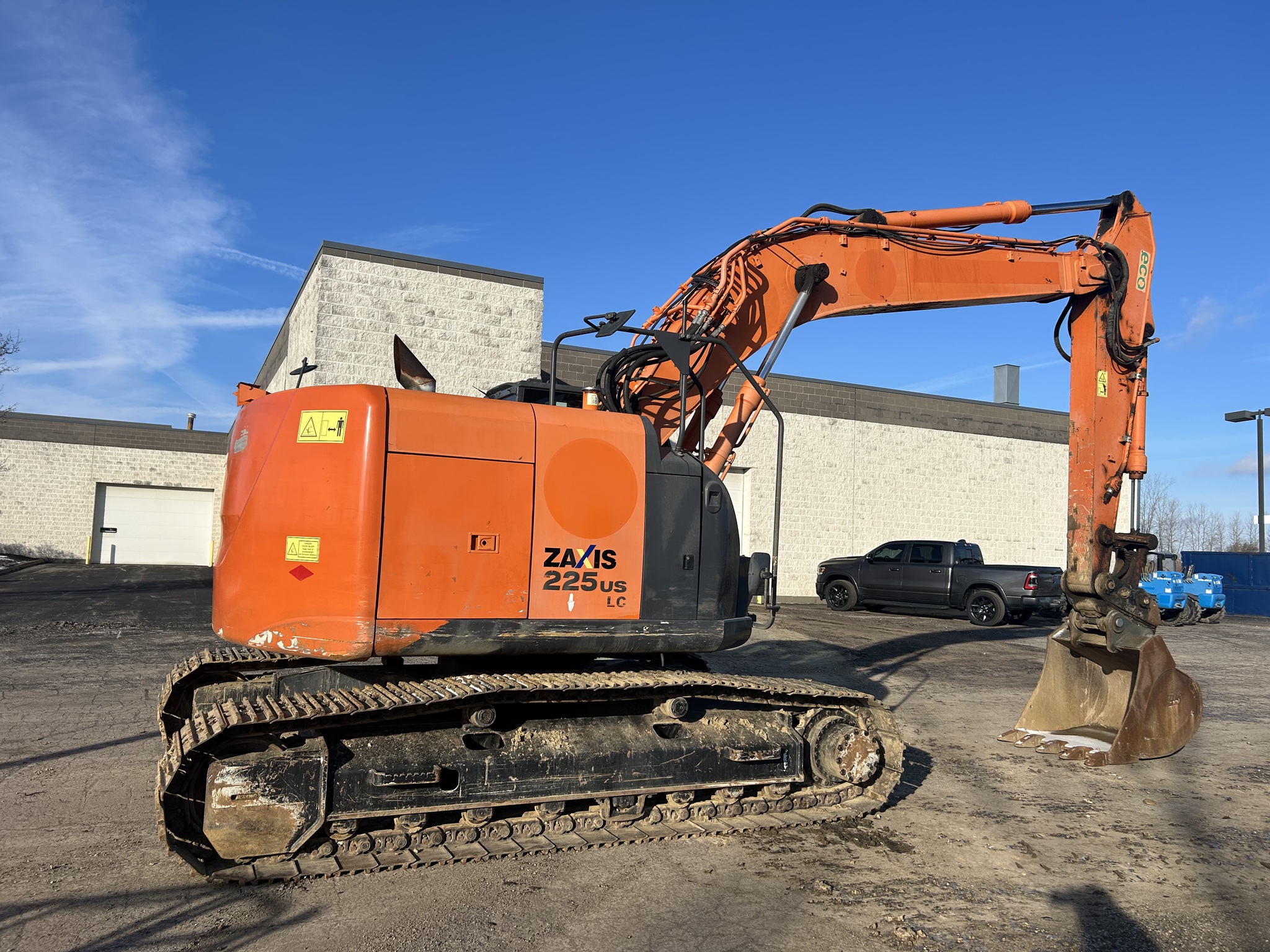 2014 Hitachi ZX225USRLC-5 Image 3