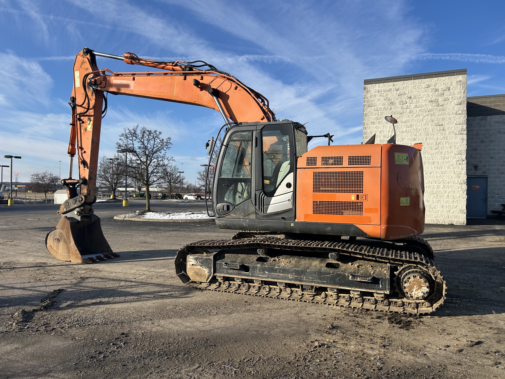 2014 Hitachi ZX225USRLC-5 Image 2