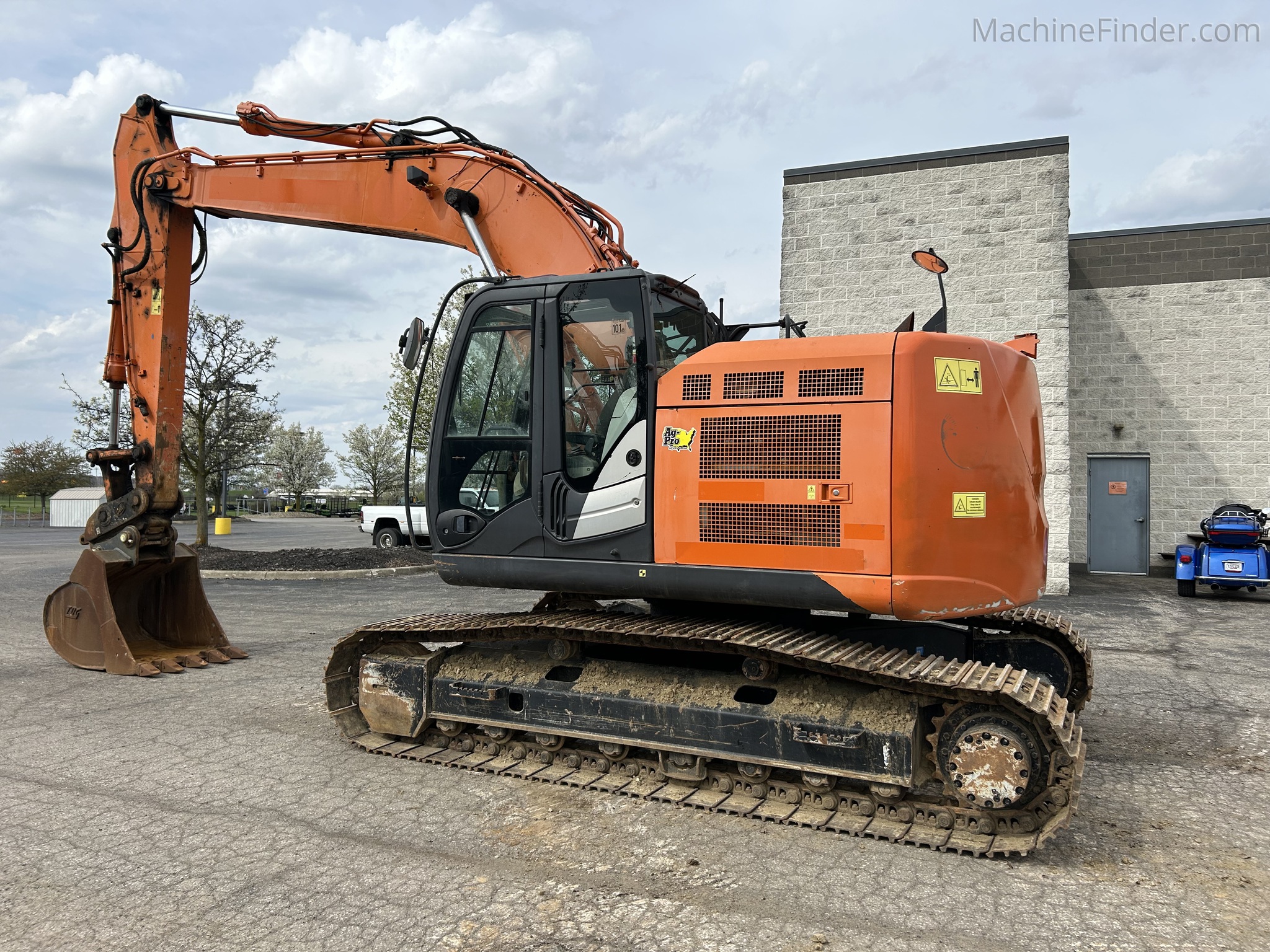 2014 Hitachi ZX225USRLC-5 | Excavators | MachineFinder