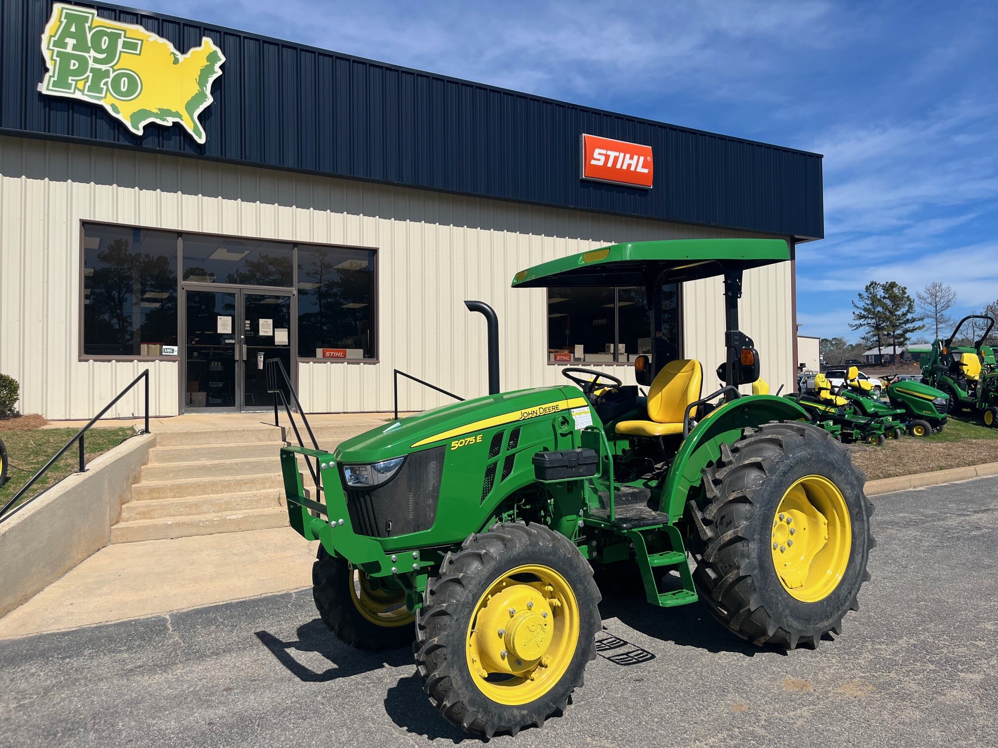 2022 John Deere 5075E Image 1