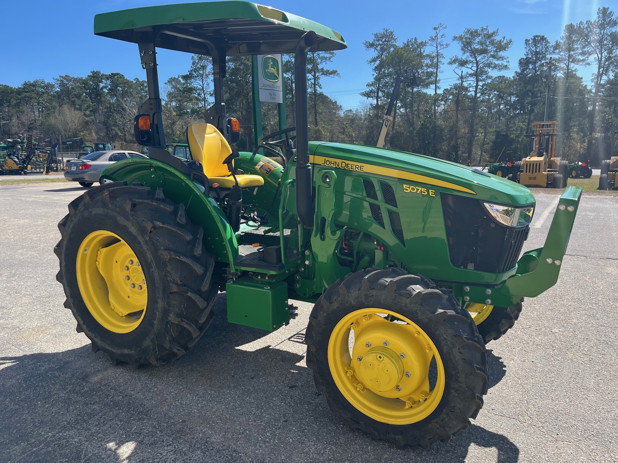 2022 John Deere 5075E Image 4