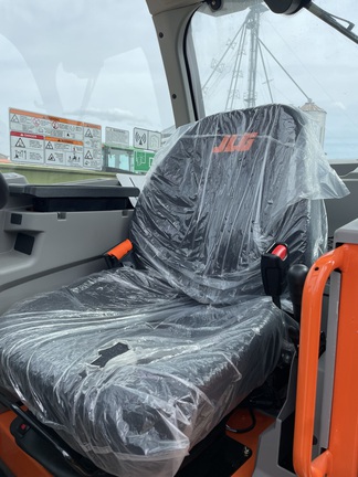 2025 JLG AG823