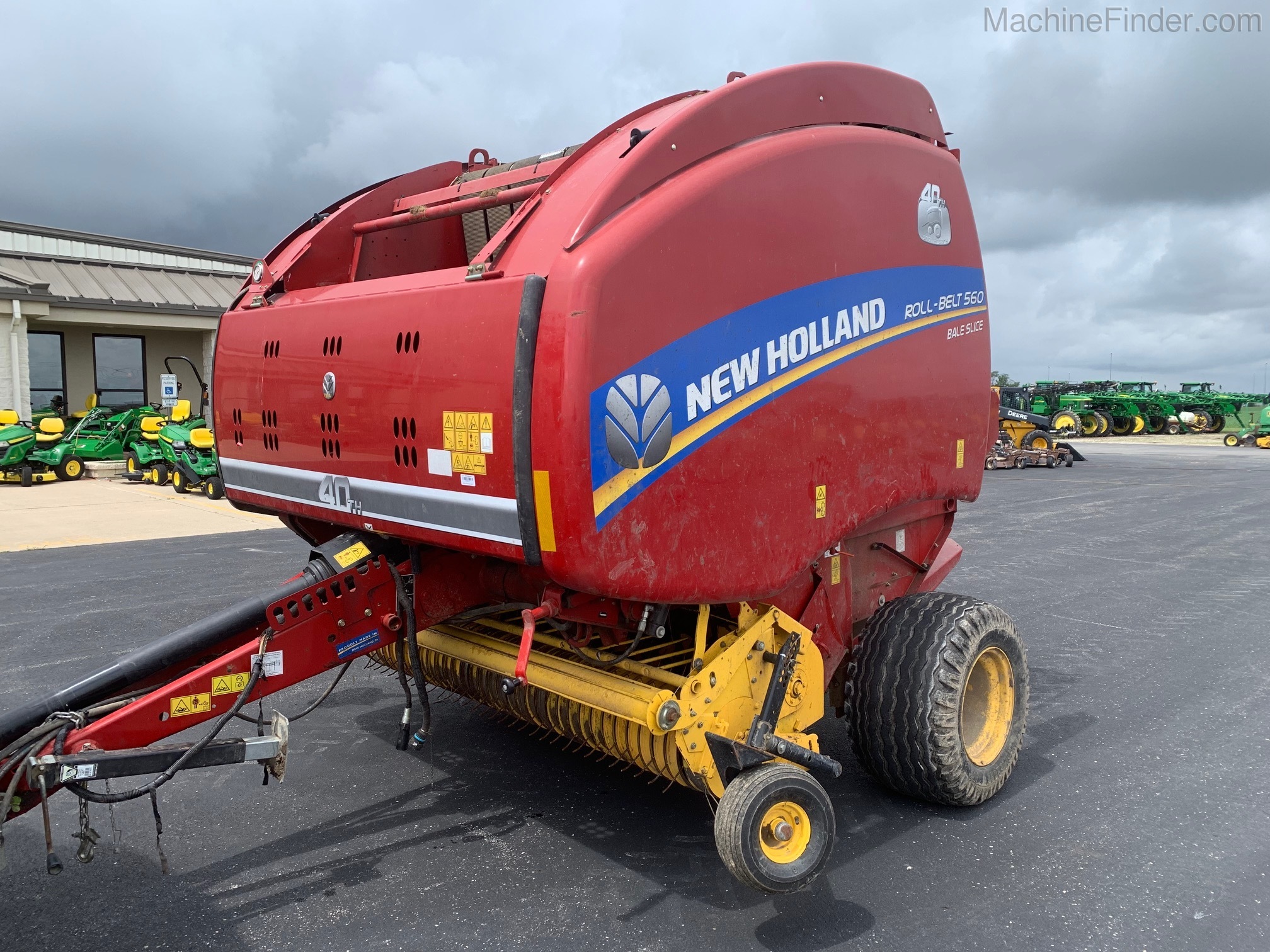 2015 New Holland 560 Image 2