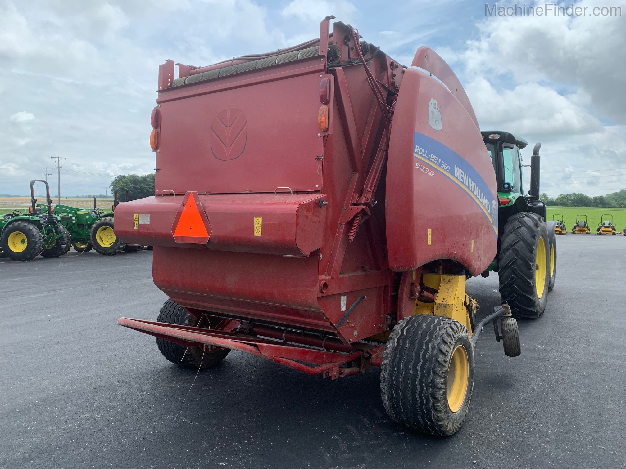 2015 New Holland 560 Image 3