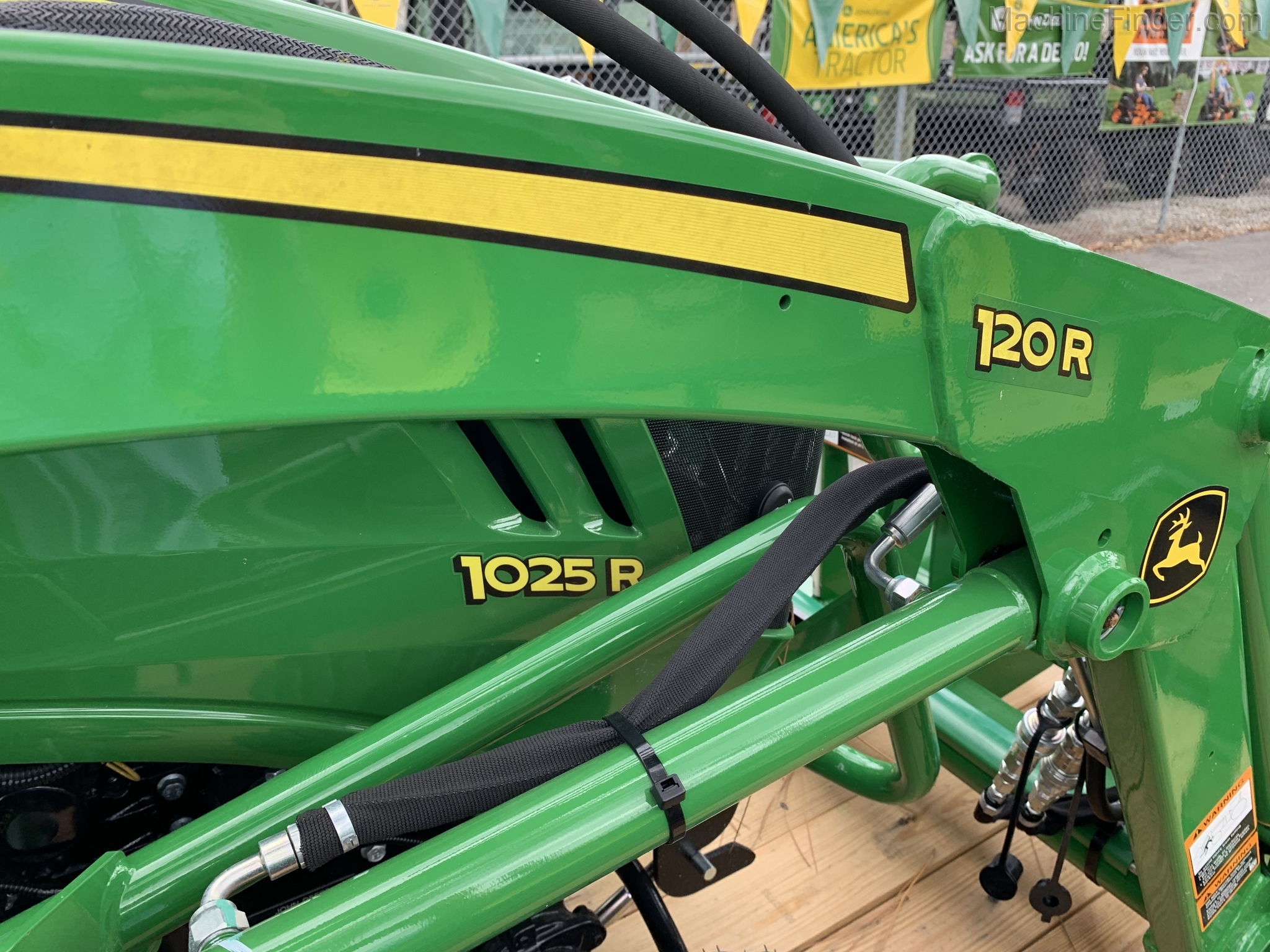 2020 John Deere 1025R Image 6