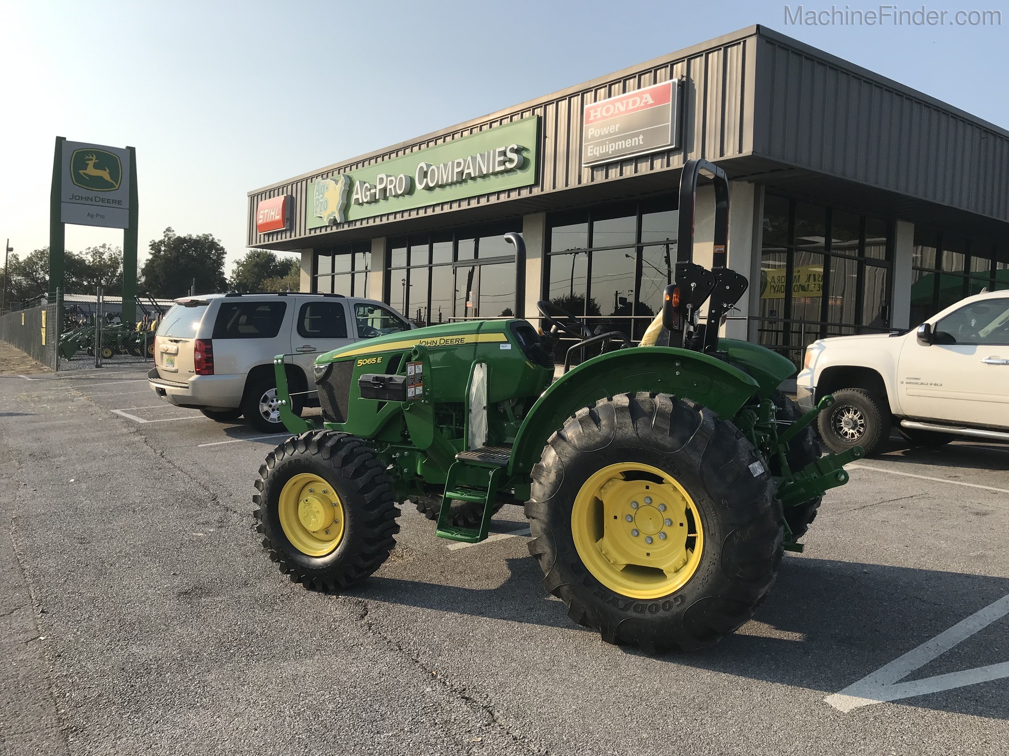 2020 John Deere 5065E Image 1
