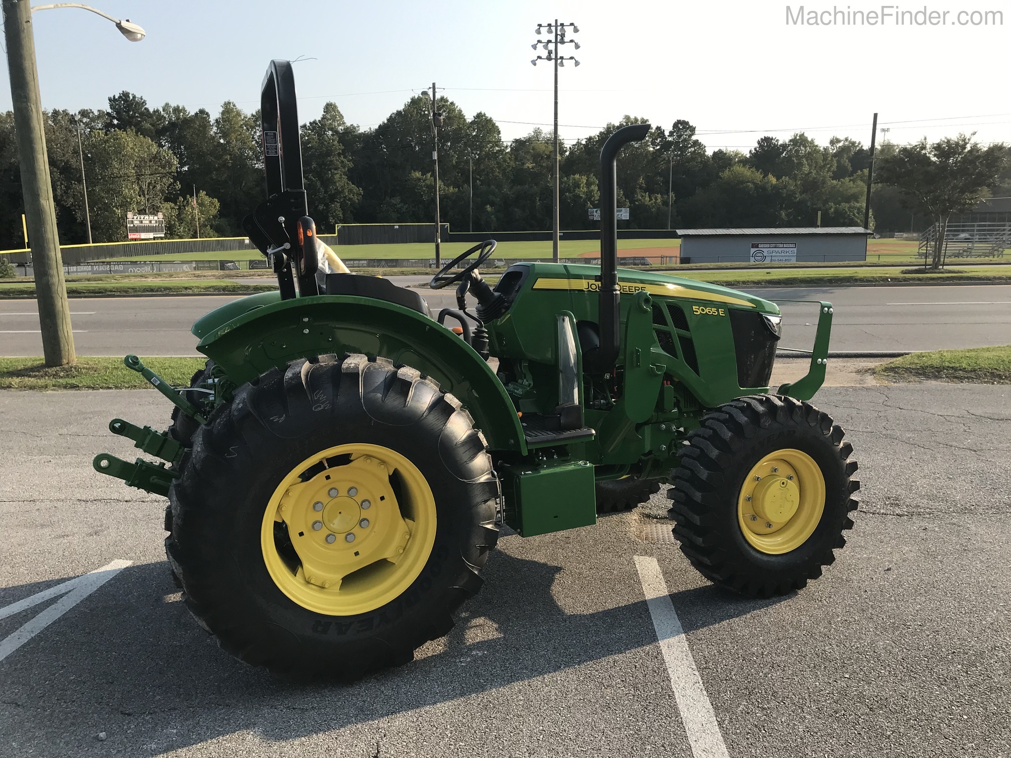 2020 John Deere 5065E Image 4