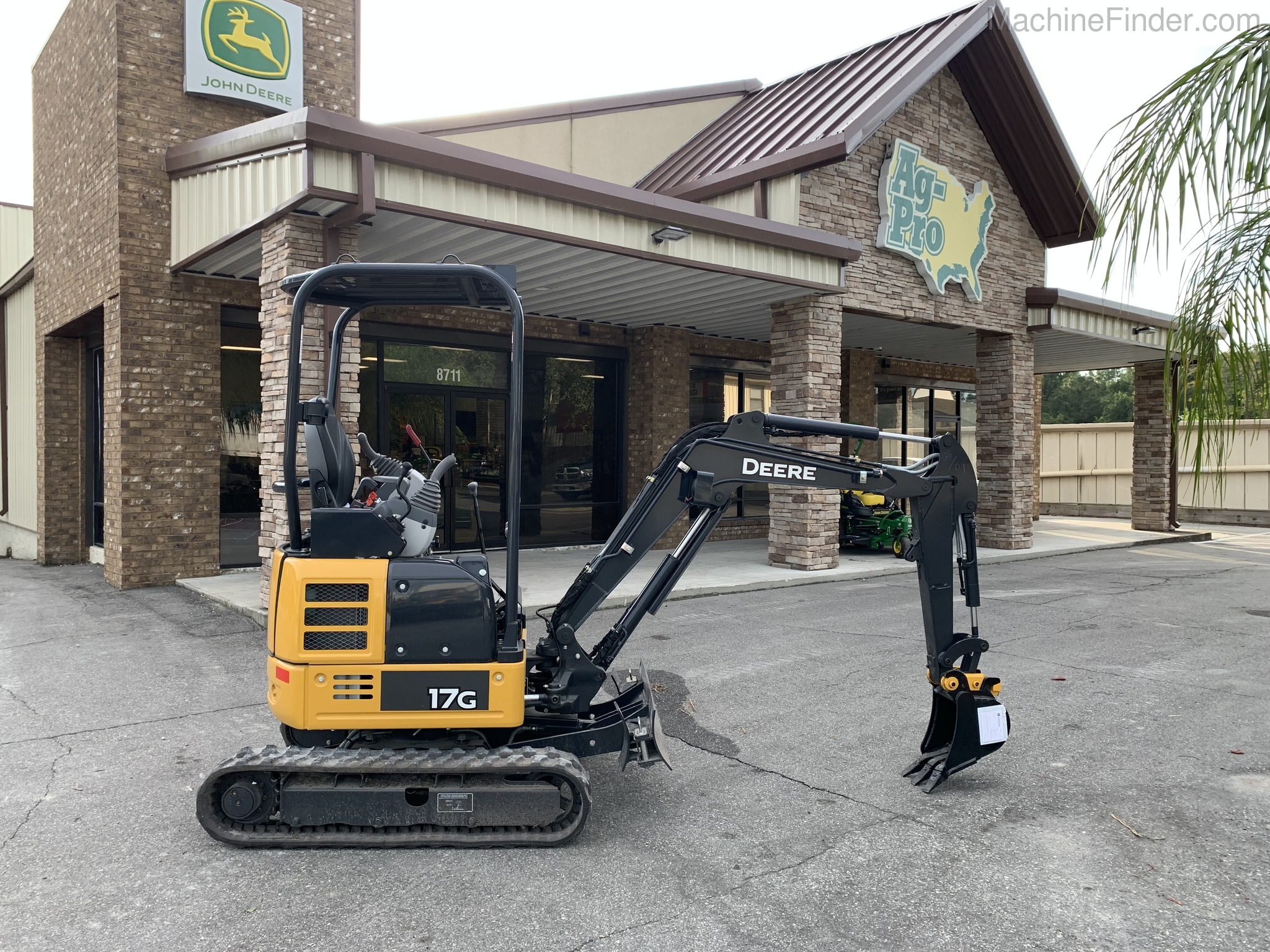 2020 John Deere 17G Image 3