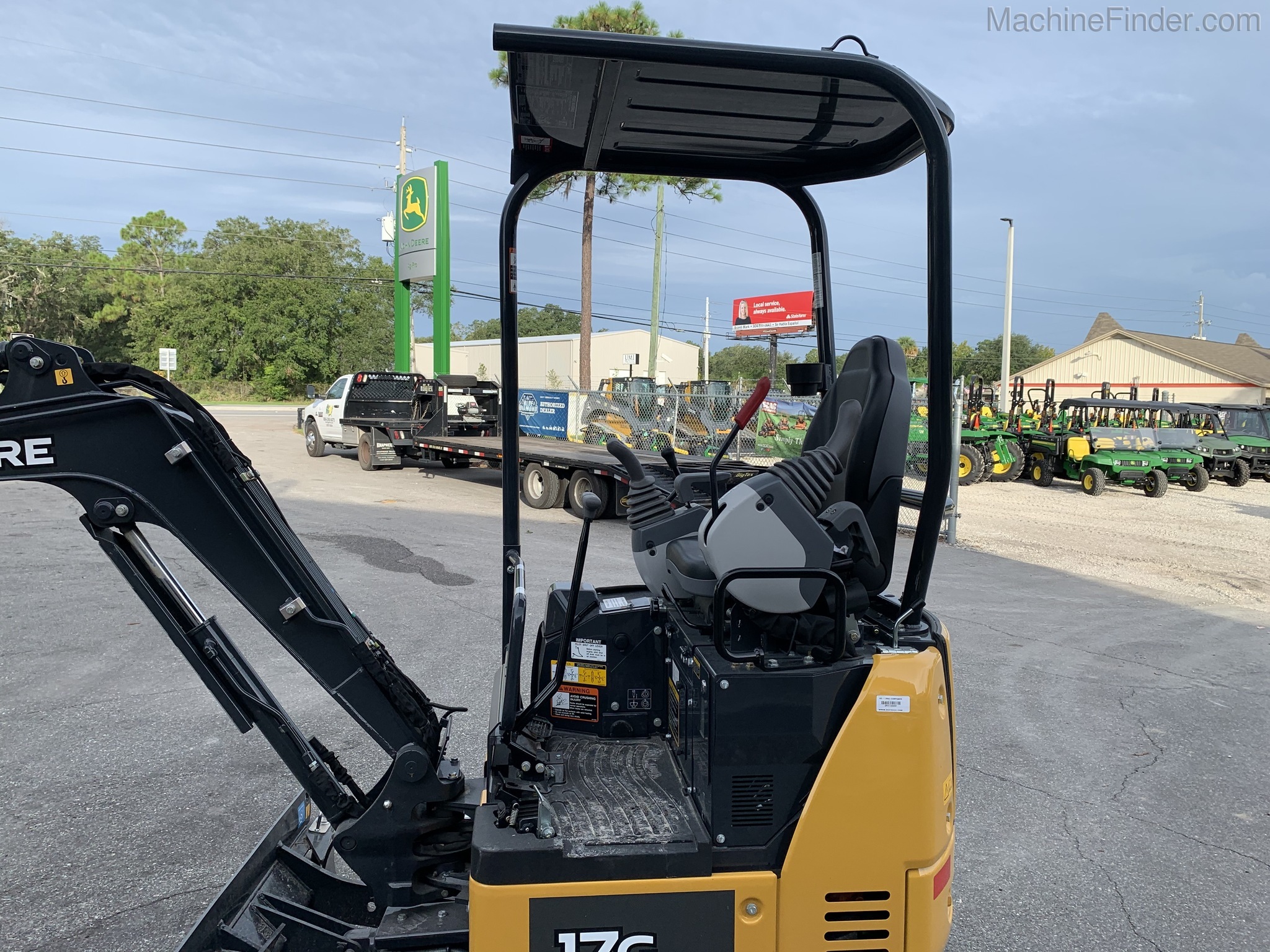 2020 John Deere 17G Image 6