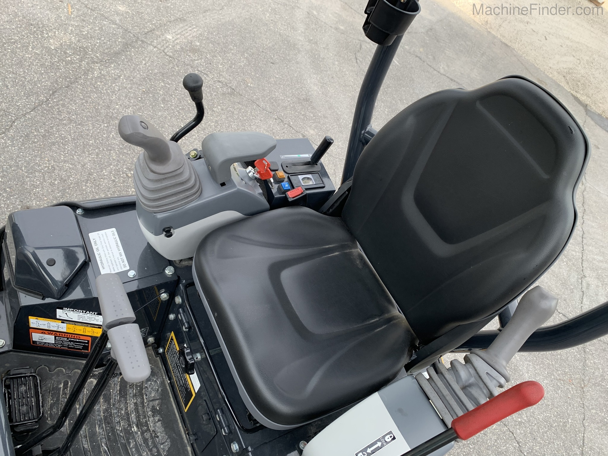 2020 John Deere 17G Image 8