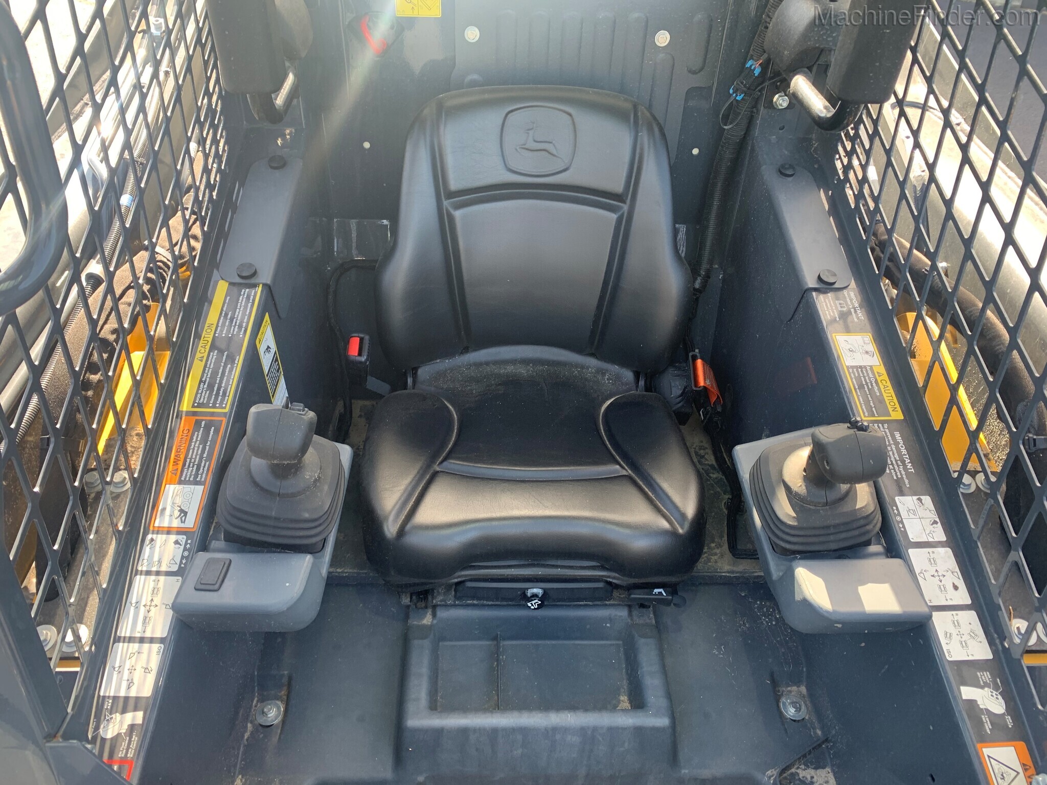 2020 John Deere 325G Image 8