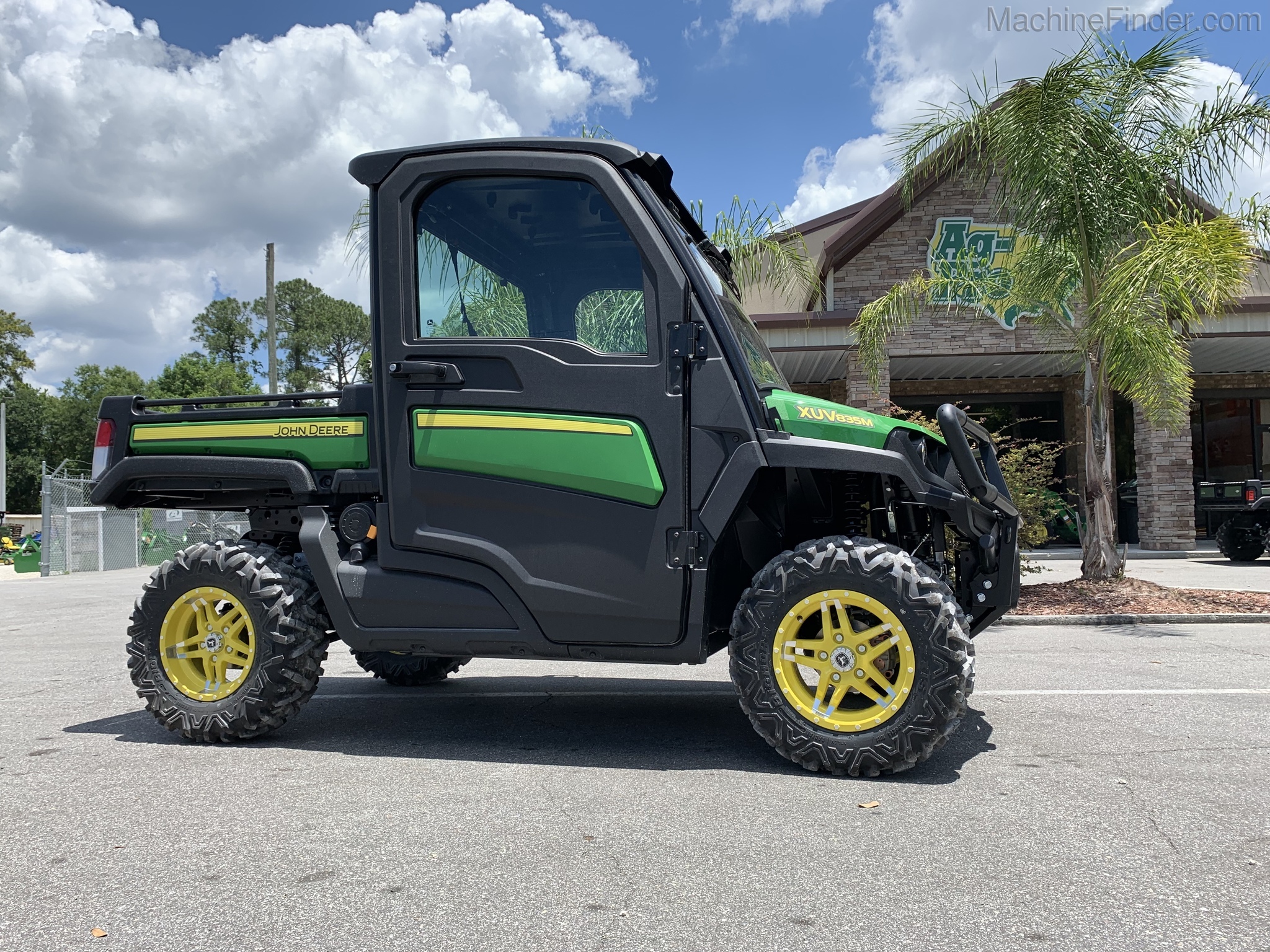 2021 John Deere 835M Image 1