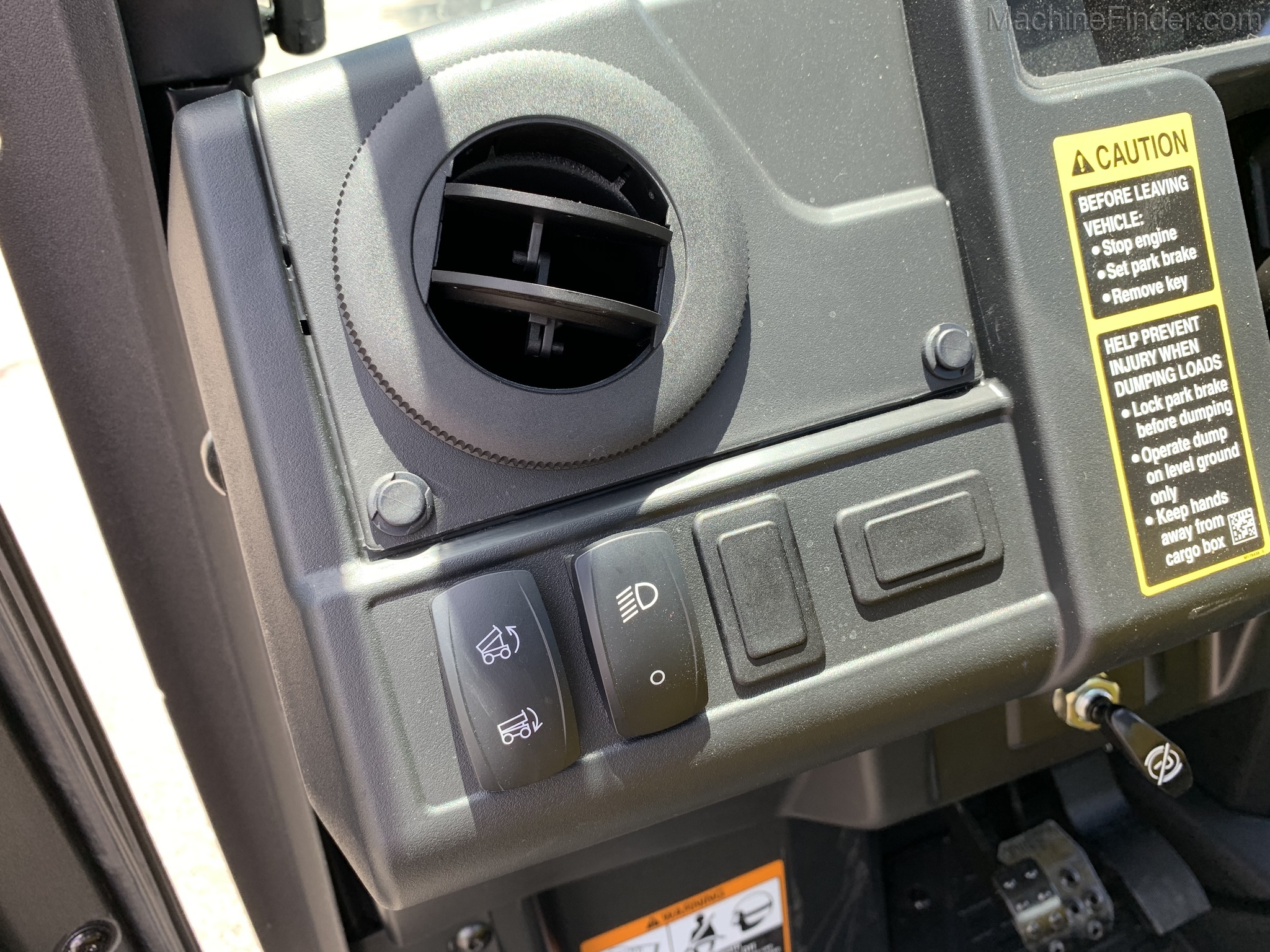 2021 John Deere 835M Image 7