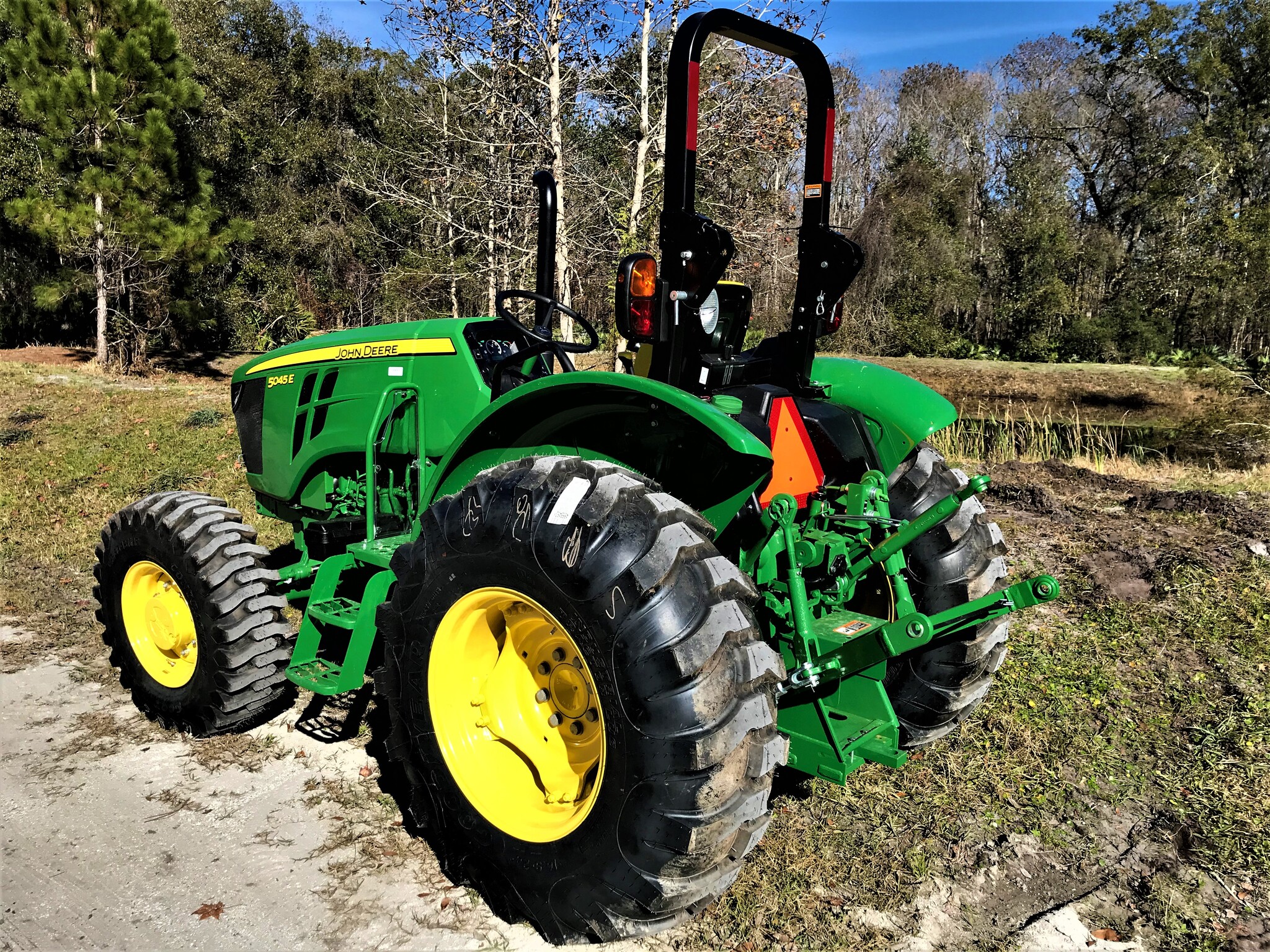 2023 John Deere 5045E Image 3