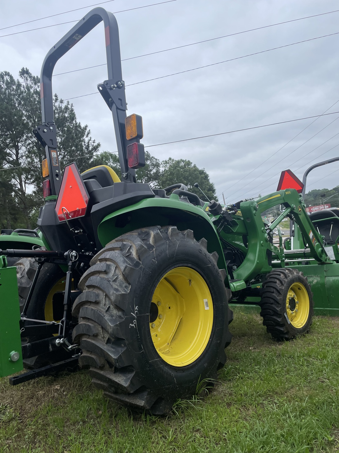 2023 John Deere 3038E Image 3